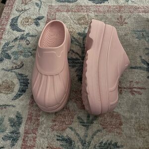 Sorry caribou clogs in pink